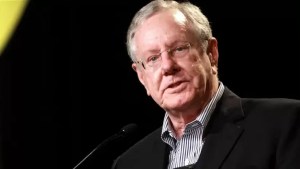 La advertencia de Steve Forbes a Milei: «Si no dolariza inmediatamente, no tendrá éxito»