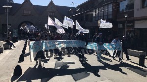 Trabajadores hoteleros y gastronómicos se movilizaron y advierten de «medidas cada vez más duras» en Bariloche