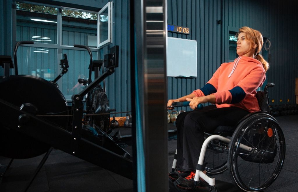 Adultos mayores, personas con alguna discapacidad o enfermedad tienen un espacio para entrenarse en este gimnasio. Foto gentileza. 
