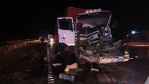 Un camionero se quedó dormido y chocó a otro en la Ruta 251, en Río Colorado