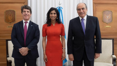 Gita Gopinath, la número dos del FMI, junto a Posse y Francos, jefe de Gabinete y ministro del Interior del Gobierno de Javier Milei. 