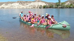 La «bajada rosa» unió Huergo con Regina en canoas, para concientizar sobre el cáncer de mama