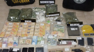 Drogas, dinero y armas: 12 personas fueron detenidas tras un gran allanamiento, en Roca