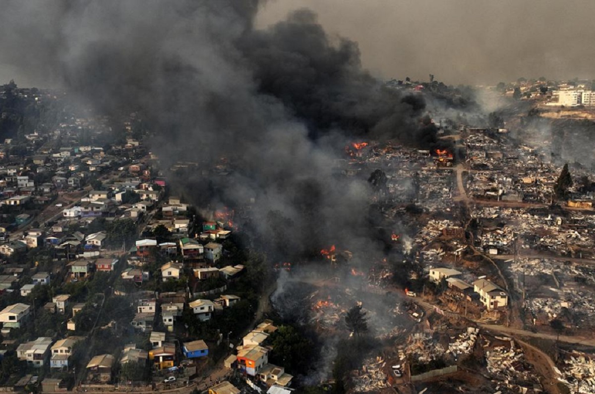 Tras sufrir uno de los incendios más mortíferos de los últimos años, el cambio climático empeorará las condiciones en Chile. Foto Télam