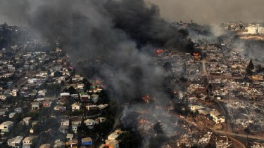 Tras sufrir uno de los incendios más mortíferos de los últimos años, el cambio climático empeorará las condiciones en Chile. Foto Télam