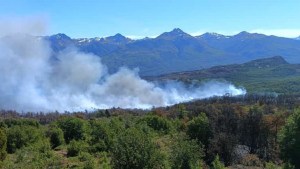 Otra jornada de altas temperaturas condicionó el combate del fuego en el parque Los Alerces