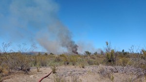 Combaten incendio en Vaca Muerta, cerca de Añelo: «Aún no sabemos cuantas hectáreas son»