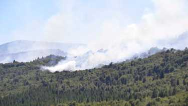 El incendio sigue activo.