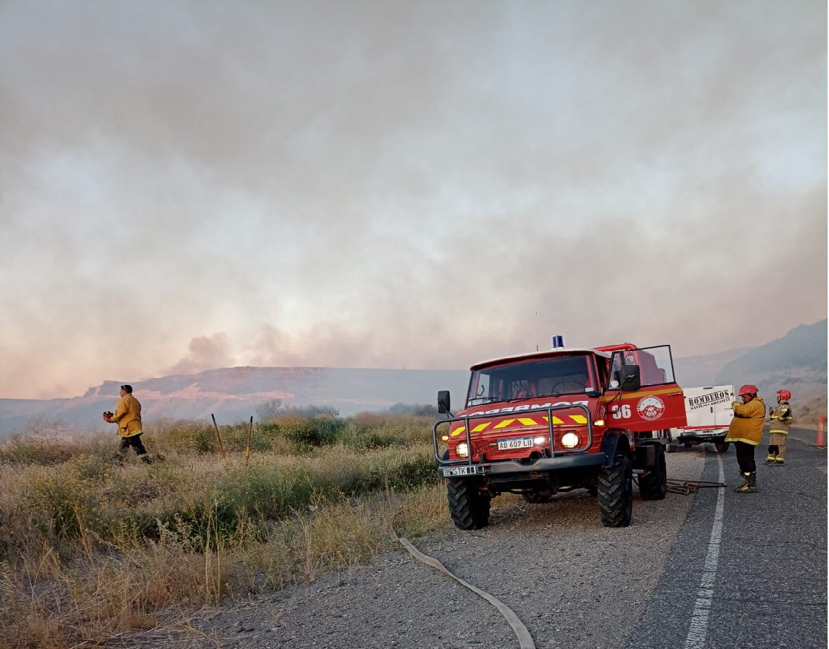 Se reanudó el tránsito sobre Ruta 40 en el sector cortado por un incendio forestal. Foto: Gentileza Protección Civil Junín de los Andes