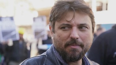 Grabois consideró que Milei expresa una política que hoy tiene "una caída en los ingresos de los jubilados, asalariados e informales de más de un 30%" y se definió como "un opositor frontal a este programa económico", por lo que llamó a "construir una alternativa".

