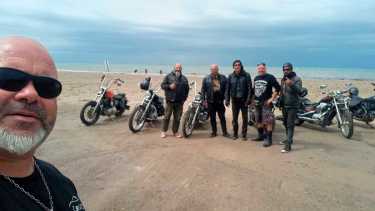 Video | Chizzo, de La Renga, visitó Las Grutas:  comió un corderito, fue a la playa y pasó por el circo