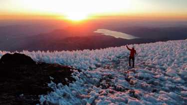 Gerardo en la cumbre del Lanín. Amanecer del martes 23 de enero. Nivel de dificultad: moderado a difícil. "Fue mágico estar ahí cuando salía el sol", dice.
