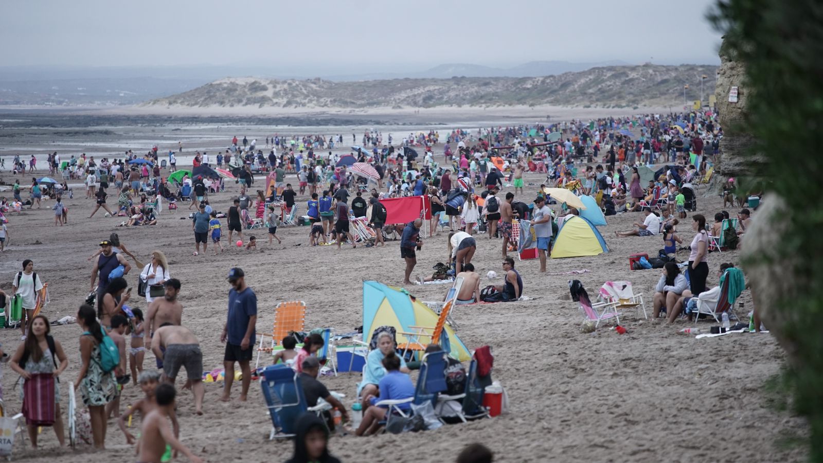 Mucho público disfruta de las playas de Las Grutas
