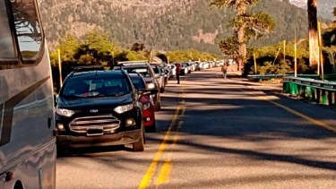 Silvina sacó esta foto desde su auto, el 118 en la fila, para mostrar todos los vehículos que esperaban pasar este martes, a las 8. (Gentileza)