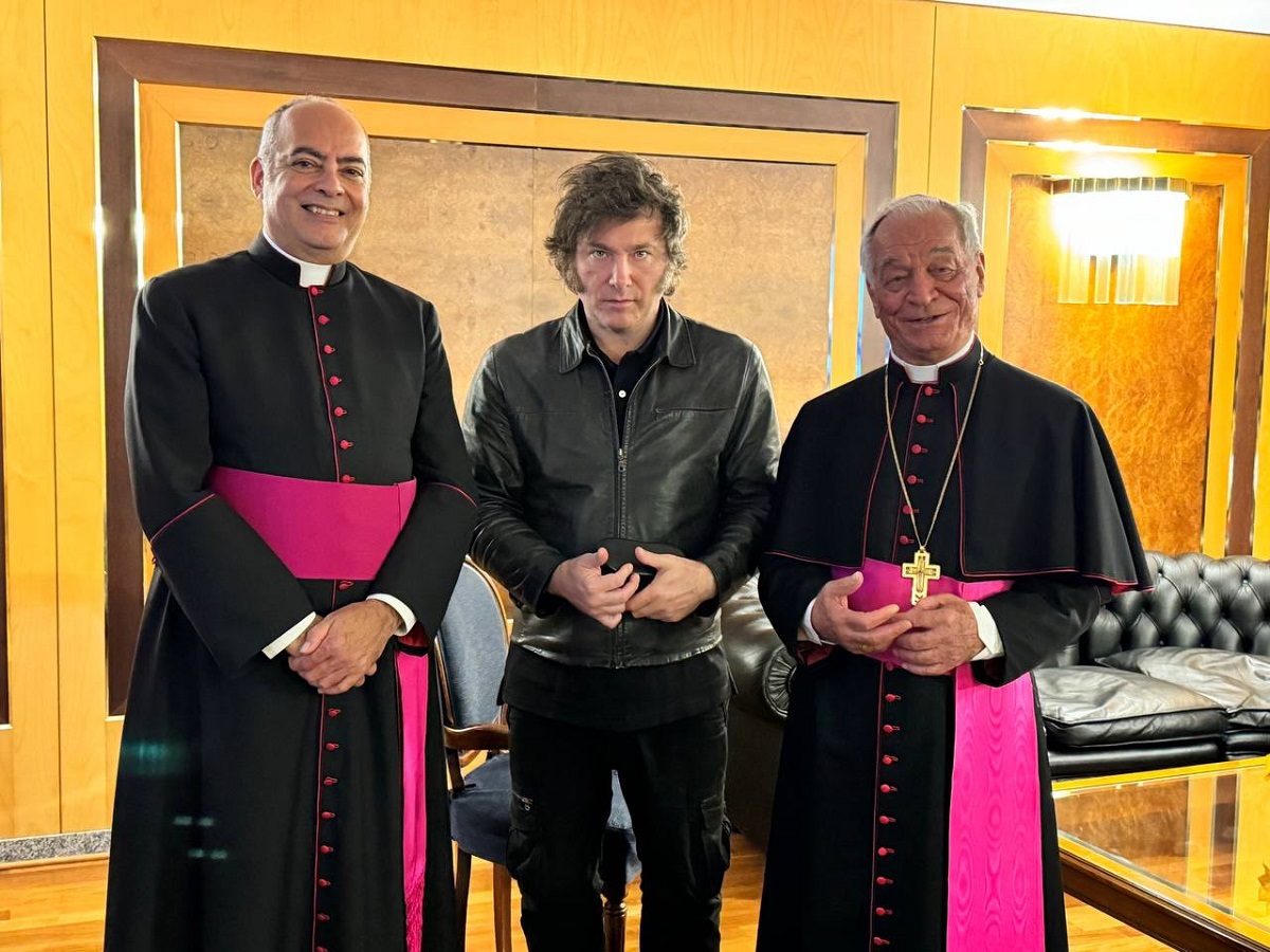 Milei en Italia fue recibido recibido -entre otros- por monseñor Francesco Canalini y el argentino Guillermo Karcher, ambos de la Secretaría de Estado vaticana. Foto oficial.