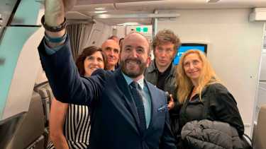 Milei y Karina en el avión que los lleva a Israel.  