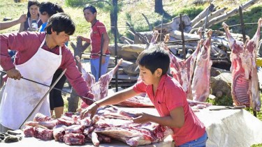 Tres días de fiesta en Moquehue: costillares y chivos al asador + destrezas criollas