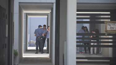 El joven fue hallado en un departamento de calle España 850, de Roca. foto: Alejandro Carnevale.