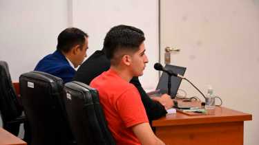 El imputado junto a sus defensores. El hecho ocurrió en agosto del 2020. (Florencia Salto)