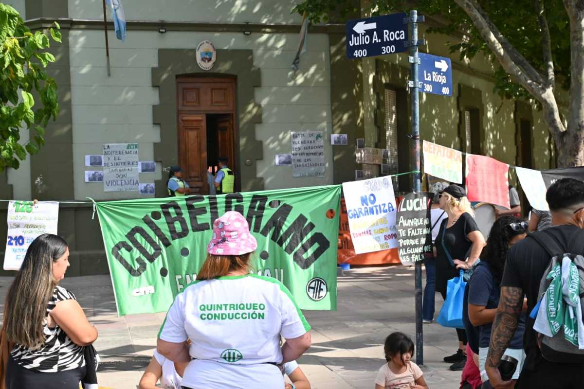 Trabajadores de Desarrollo Social reclamaron en La Rioja y Roca ayer. Foto: Archivo Florencia Salto