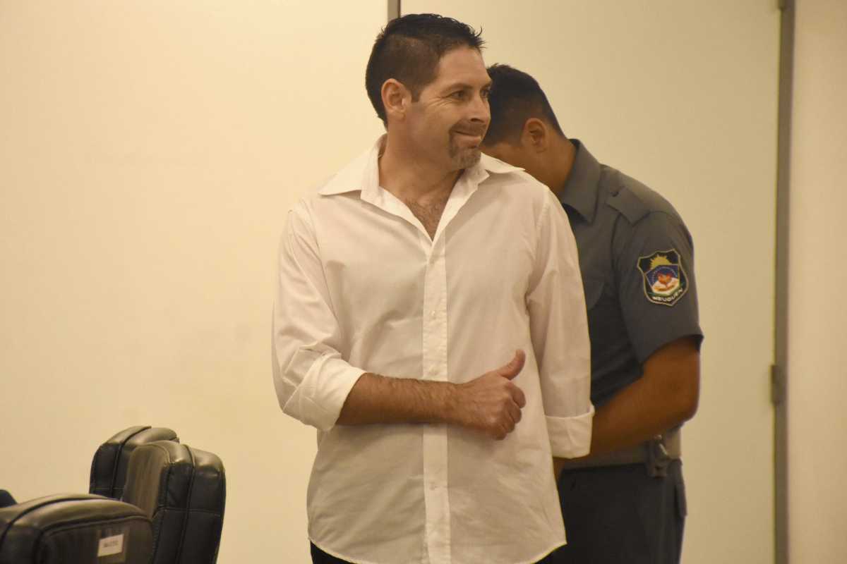 El acusado saludando a quienes lo acompañaban en la primera audiencia. Foto Matías Subat.