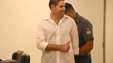 El acusado saludando a quienes lo acompañaban en la primera audiencia. Foto Matías Subat.