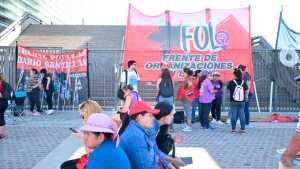 Organizaciones sociales de Neuquén protestan frente a la Ciudad Judicial, este jueves
