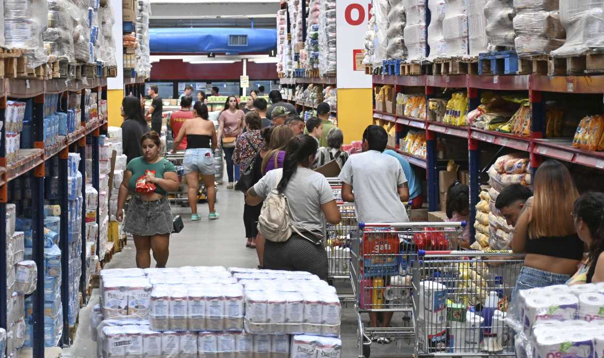 Concurridos. La gran afluencia de familias a supermercados mayoristas es cada vez más evidente. Foto: Florencia Salto.