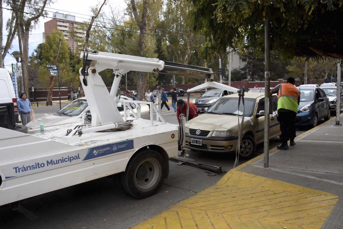 Fiesta de la Confluencia 2024 en Neuquén: una grúa se llevará los vehículos mal estacionados en la zona. Foto Matías Subat
