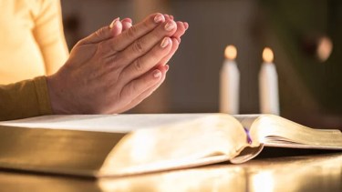 La oración es un espacio de meditación y paz para muchas personas.-