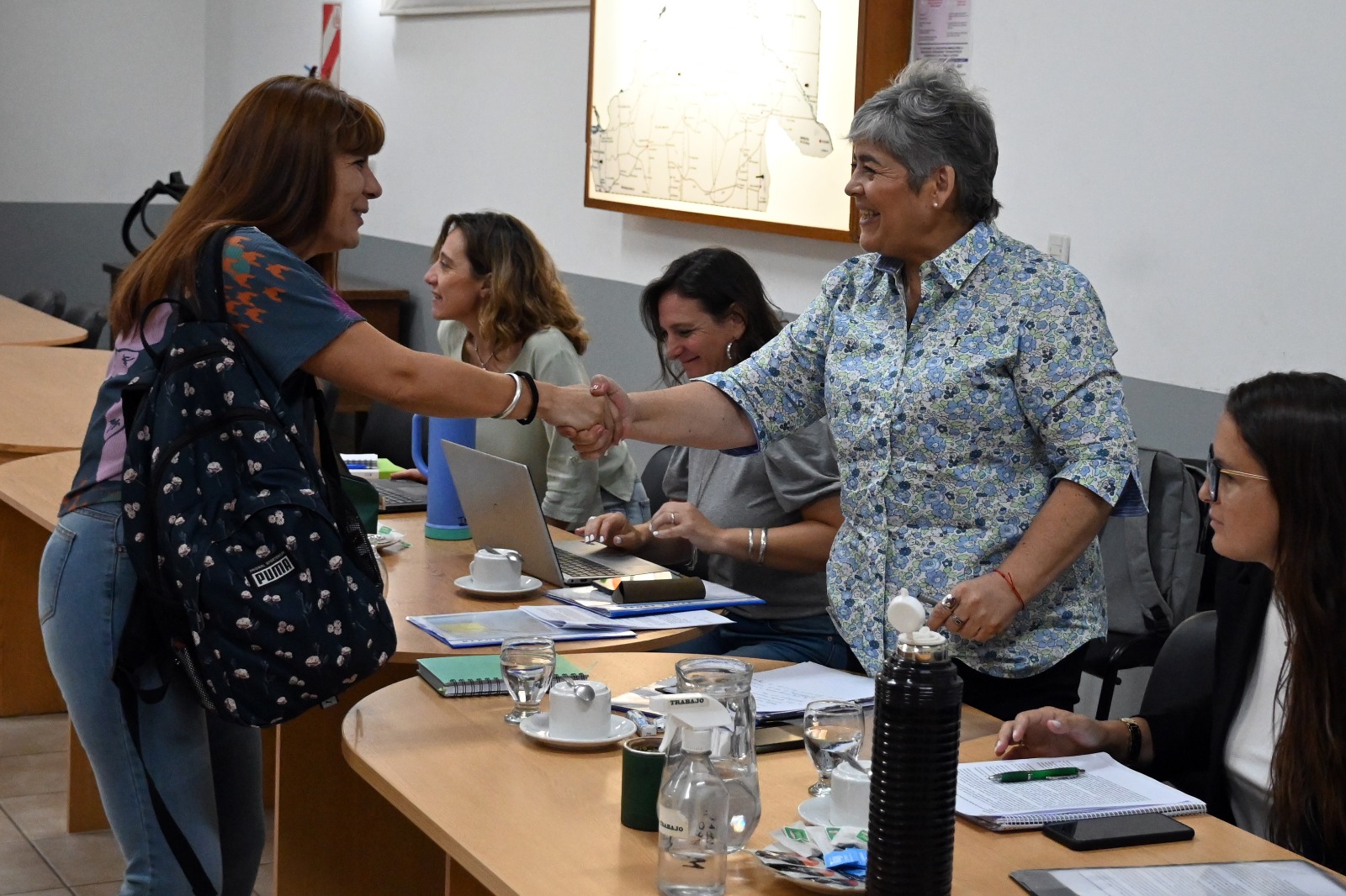 Saludo inicial de la ministra Patricia Campos y la titular de Unter, Silvana Inostroza. Foto: Marcelo Ochoa