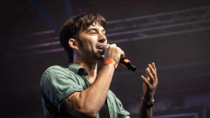 Escritor, streamer y militante: Quién es Pedro Rosemblat, el nuevo novio de Lali Espósito