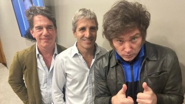 Milei con Posse y Caputo, en el inicio de la gestión. Ahora la figura del jefe de Gabinete está desgastada.