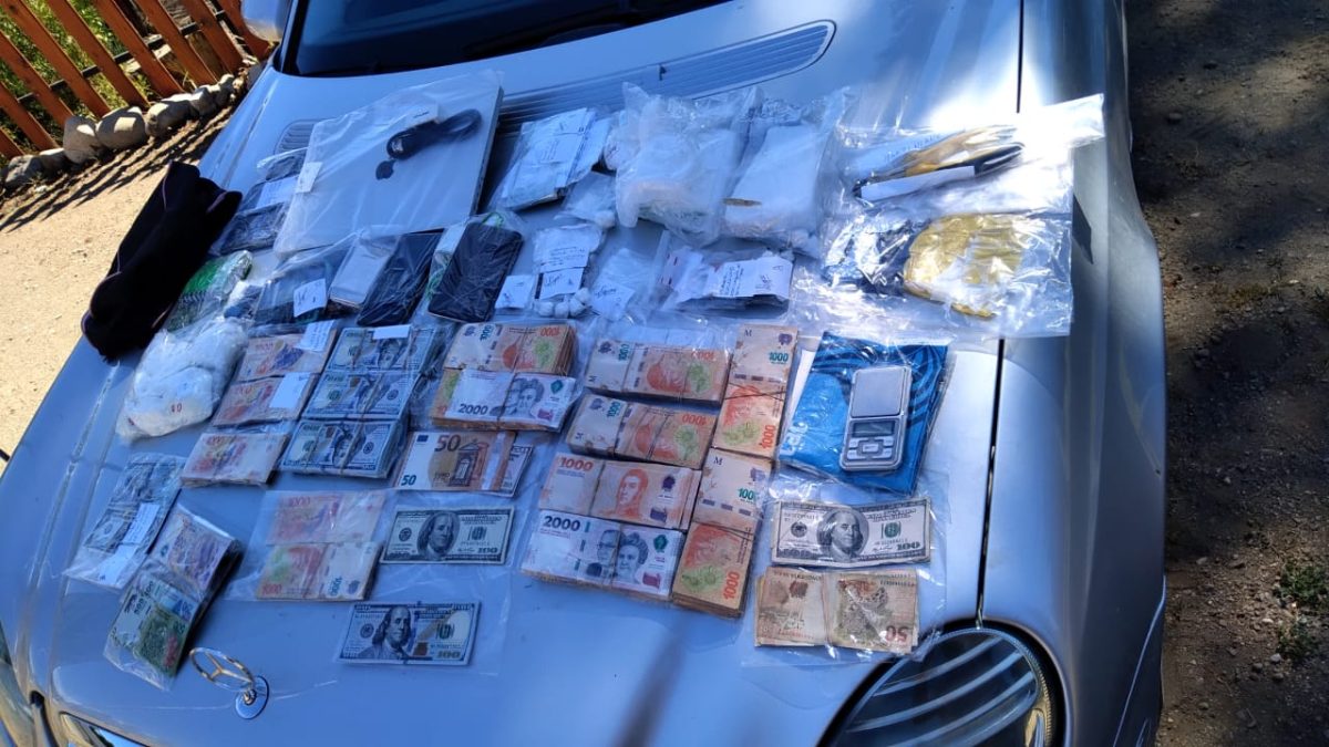 Miles de dólares y un Mercedes Benz secuestrados en un domicilio de Bariloche, donde detuvieron a un hombre de 71 años. (foto gentileza) 