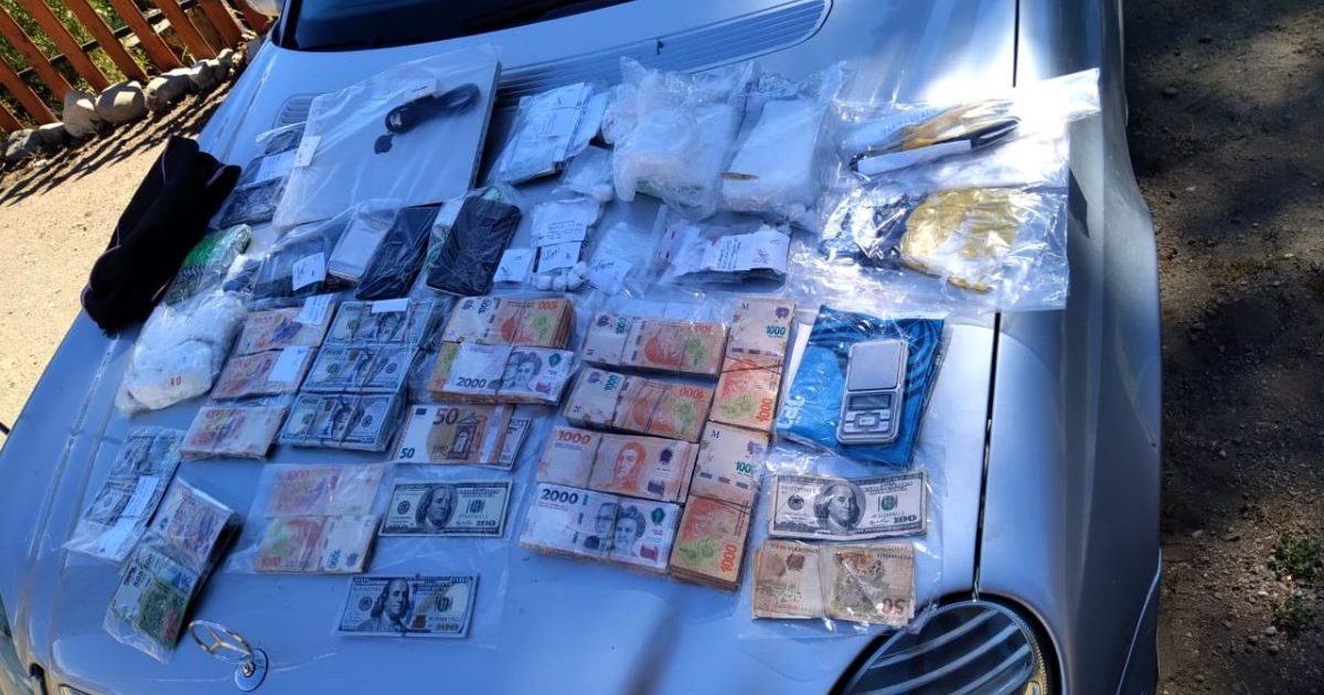 Detuvieron a sospechosos de vender drogas en Bariloche y la zona Atlántica y secuestraron 1,5 kilo de cocaína thumbnail