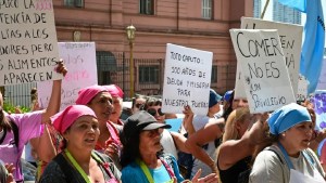 Organizaciones sociales protestaron frente a Economía y al barrio privado donde vive Luis Caputo