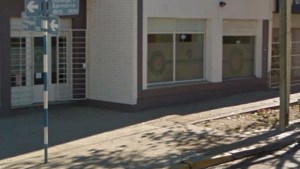 Denunciaron la falta de una rampa para personas con discapacidad en una céntrica esquina de Roca