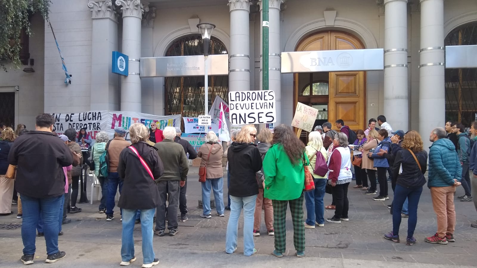 Gremios, jubilados y la multisectorial de Bariloche reclamó hoy en el Banco Nación.