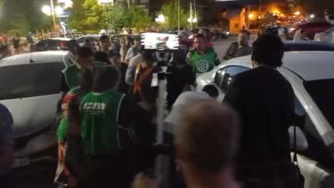 Hubo incidentes afuera del Concejo Deliberante de Villa Regina. Foto: Captura video LCR La Comuna Regina