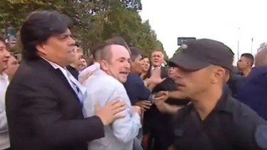 El diputado de Neuquén alcanzado por los gases de Gendarmería: "Vamos a seguir sesionando igual" 