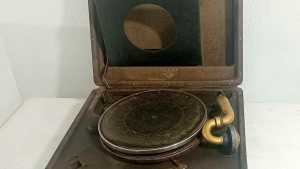 Vitrola, cámaras, proyectores antiguos y más: equipos históricos se suman al museo de la UNCo