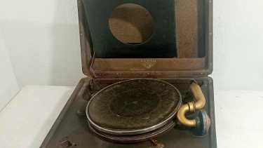 Equipos de comunicación y sonido antiguos llegaron a la Universidad. Foto: gentileza 