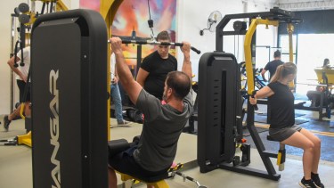 ¿Entrenar en un avión? El primer gimnasio temático inauguró en Roca y fuimos a conocerlo