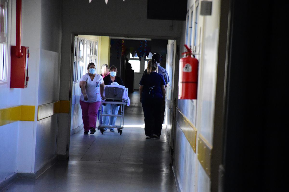 Se restringieron las cirugías programadas en el hospital de Roca. Foto archivo