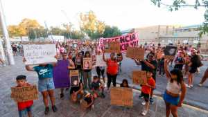Femicidio en Roca: marcharon pidiendo «justicia por Nicole», la mujer asesinada madre de seis chicos