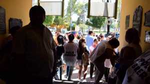Tensión en una protesta por alimentos en las puertas del municipio de Roca