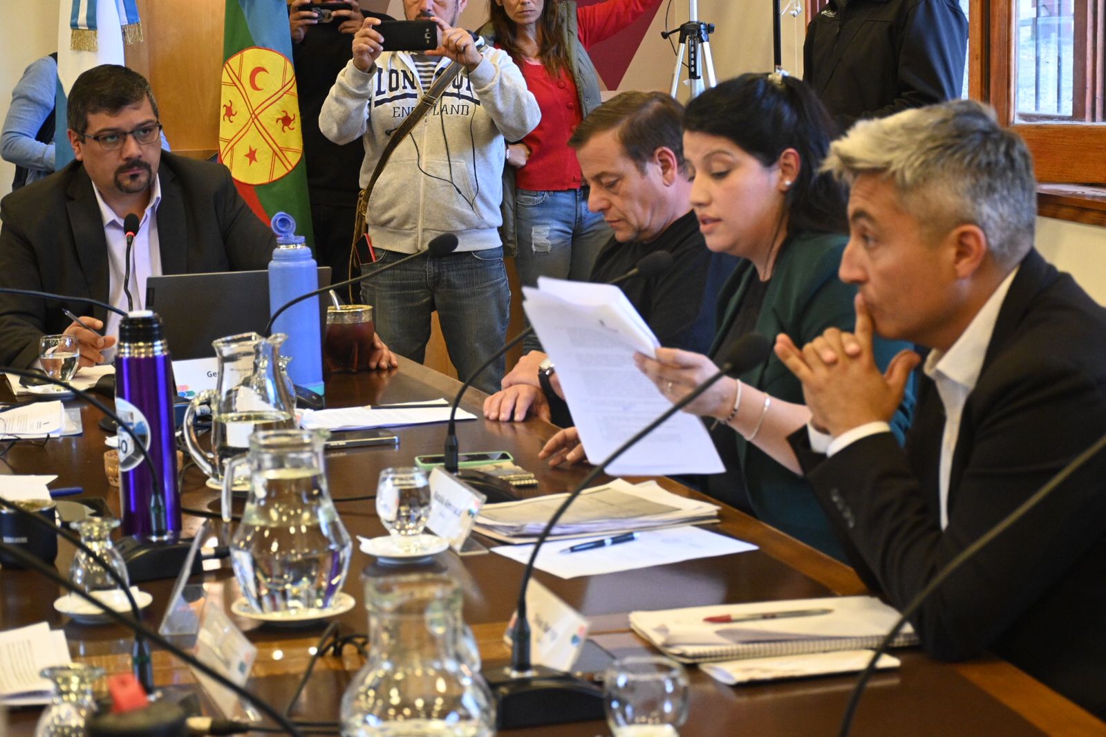 Silvio Barriga (der) tiene presentada su renuncia al Concejo de Bariloche pero por una formalidad administrativa aún no fue aceptada. Archivo