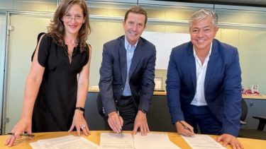 Figueroa firmó con representantes de Tepetrol el aporte para las becas. Foto: gentileza.