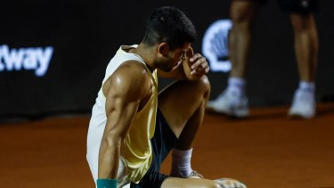 Alcaraz recibió atención médica, intentó seguir pero no pudo finalizar el duelo con Monteiro.