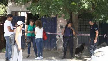 El grupo de fiscales está en el lugar donde hallaron el cuerpo de la mujer de unos 30 años. foto: Juan Thomes